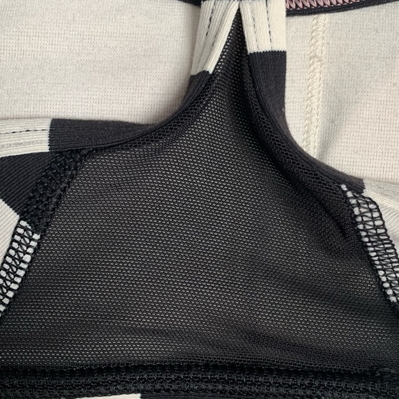 LULULEMON Black & White Horizontal Stripes Flow Y Bra size 4 - Picture 12 of 12